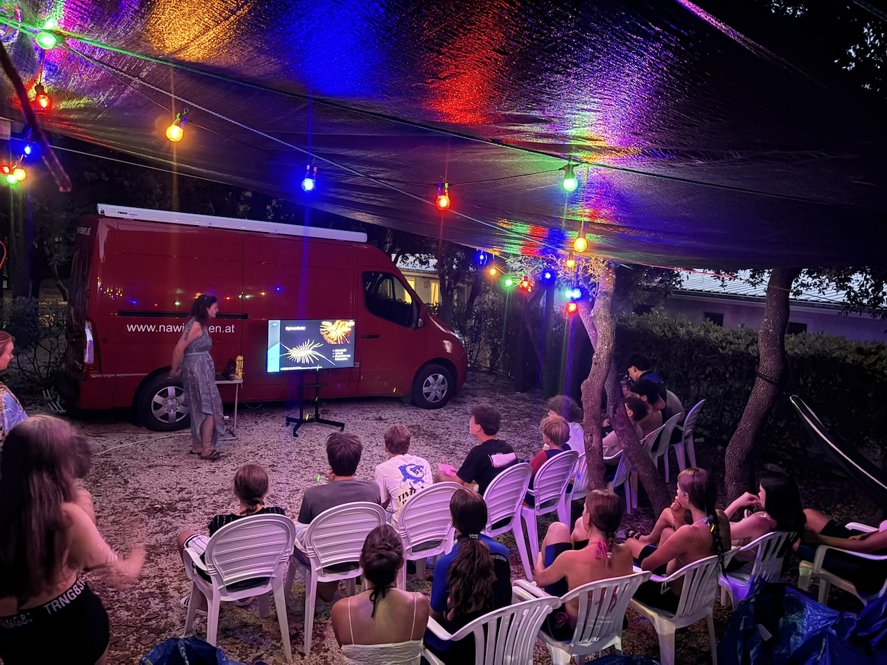 Meeresbiologischer Unterricht mit Mikroskopen und Präsentation